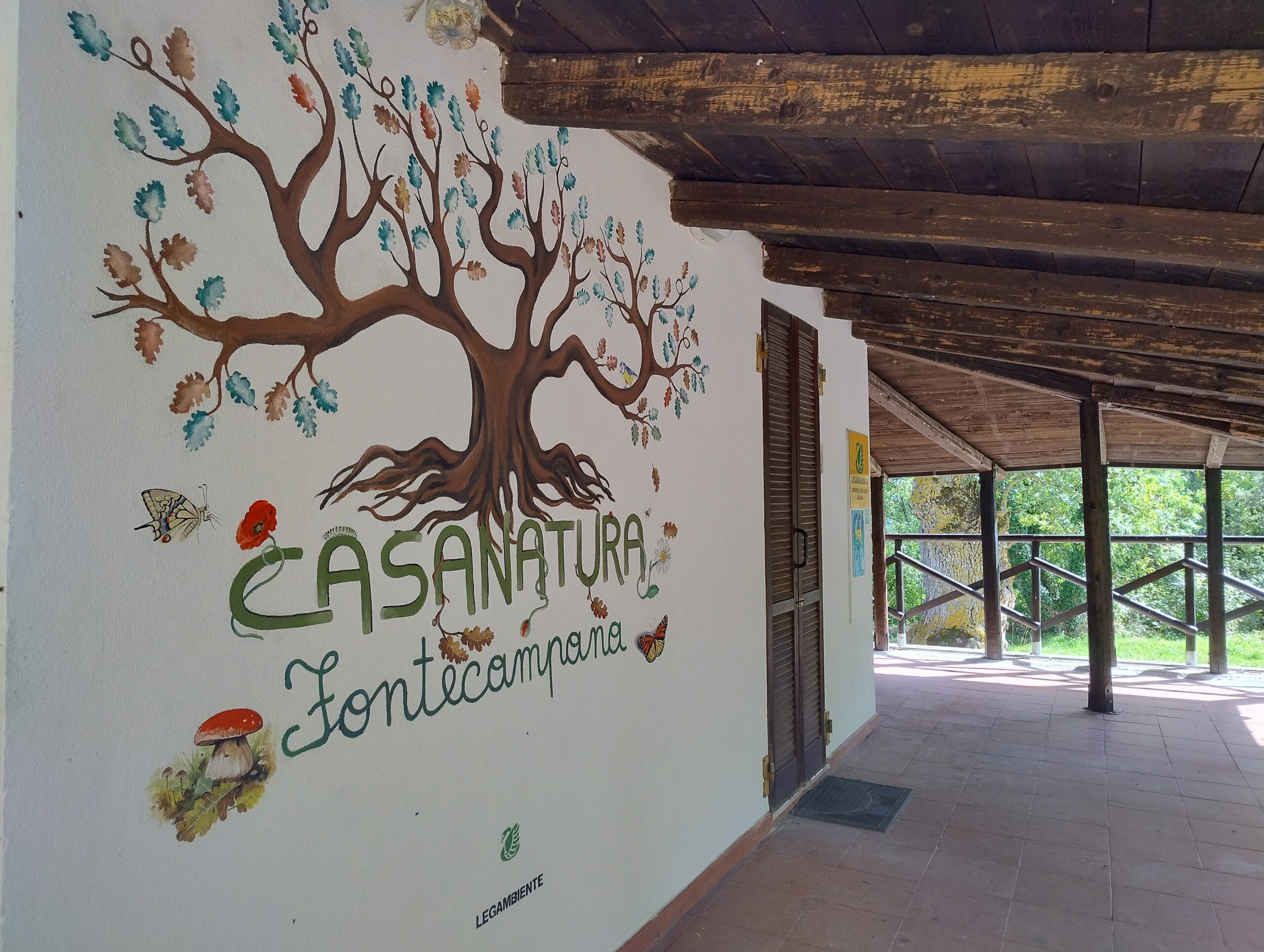 Interno del CEA Casanatura con il nome dipinto sulla parete