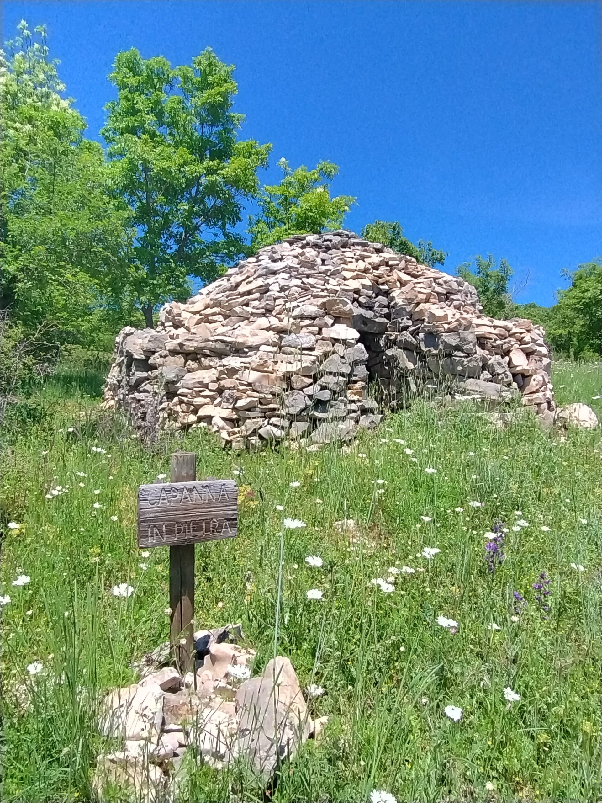 Costruzione in pietra a secco nel paesaggio di Monte Pallano